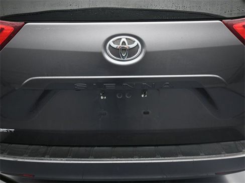 Used 2020 Toyota Sienna LE image 12