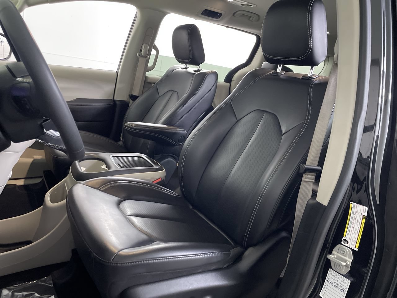 Used 2023 Chrysler Pacifica Touring-L FWD image 13
