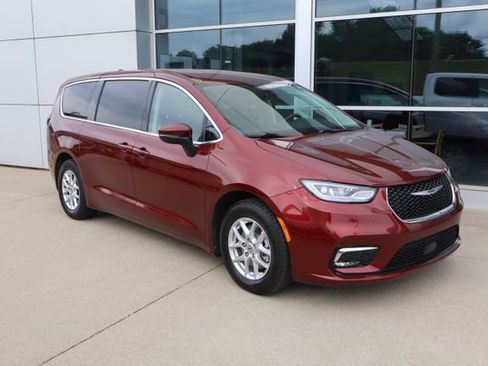Used 2023 Chrysler Pacifica Touring-L FWD image 7