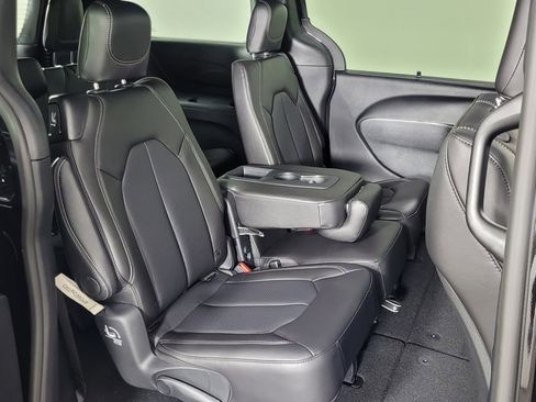 New 2026 Chrysler Pacifica Select image 30