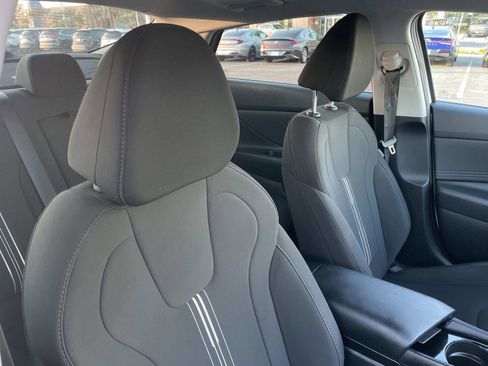 Certified 2025 Hyundai Elantra SEL image 27