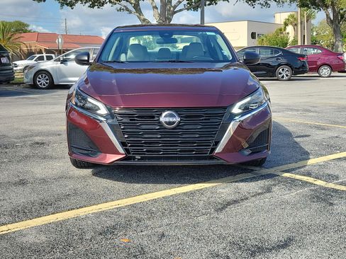 Used 2025 Nissan Altima 2.5 SV FWD image 2