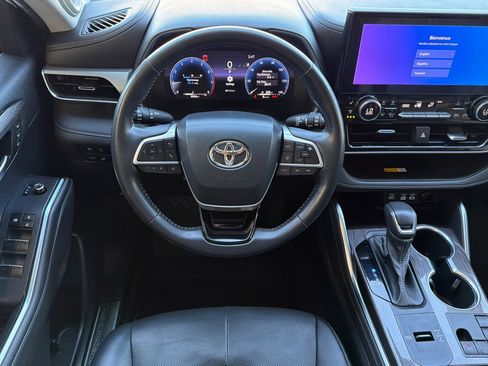 Used 2023 Toyota Highlander Platinum image 13