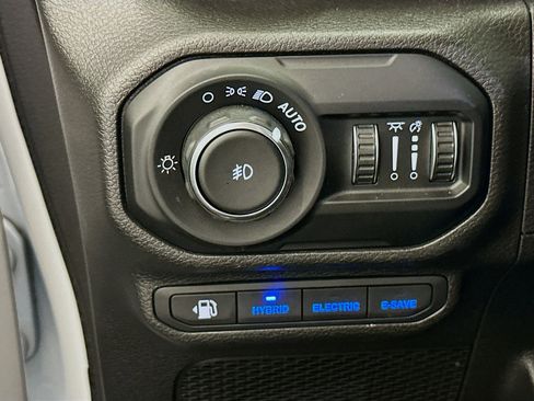 Used 2022 Jeep Wrangler Unlimited Sahara w/ Cold Weather Group AWD/4WD image 17