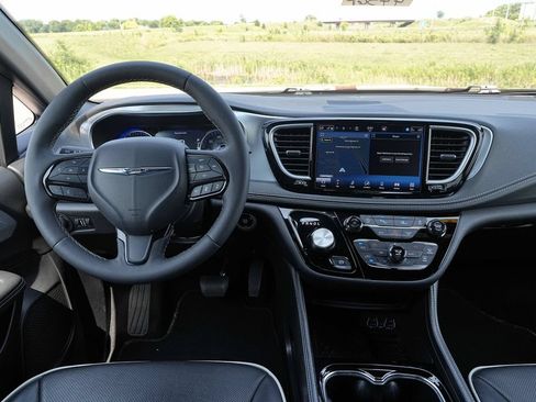 Used 2025 Chrysler Pacifica Limited FWD image 28