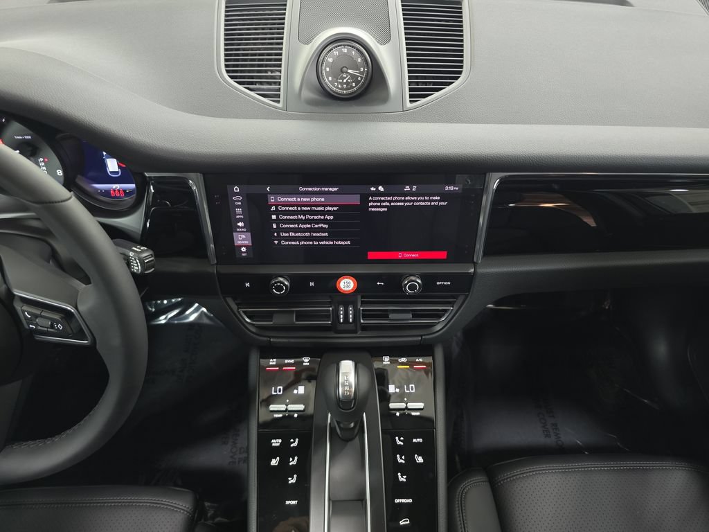 Certified 2026 Porsche Macan AWD/4WD image 16