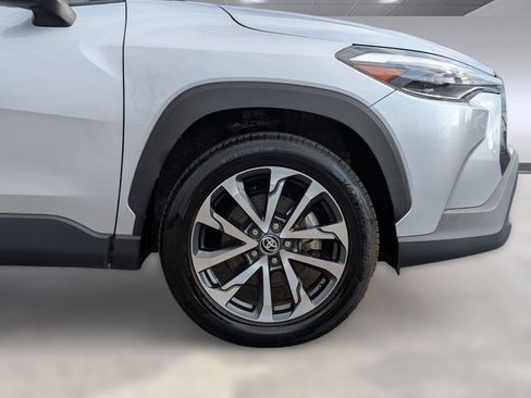 Used 2022 Toyota Corolla Cross XLE image 12