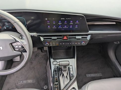 Used 2023 Kia Niro EX image 17