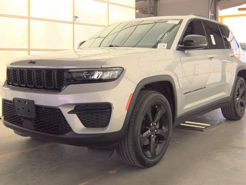Used 2023 Jeep Grand Cherokee Altitude RWD image 2