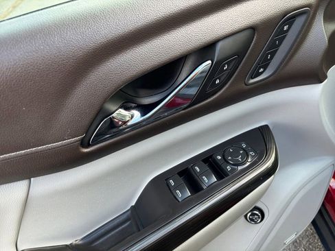 Used 2020 GMC Acadia SLT w/ Premium Package image 16