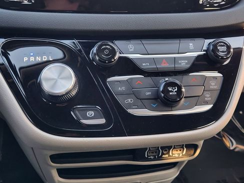 Used 2023 Chrysler Voyager LX image 20