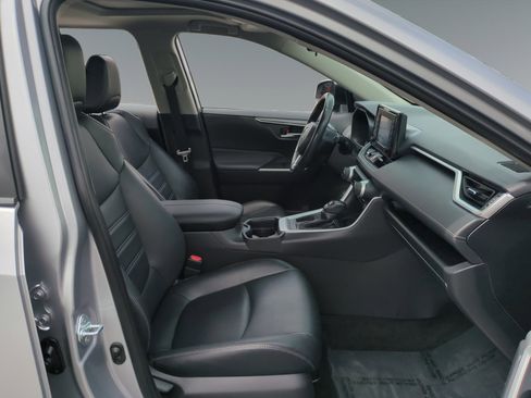 Used 2021 Toyota RAV4 XLE Premium image 15