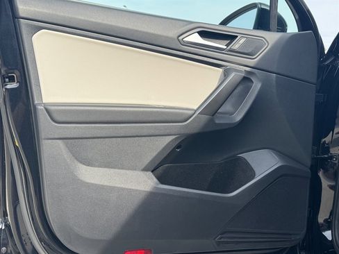 Used 2021 Volkswagen Tiguan SE image 12