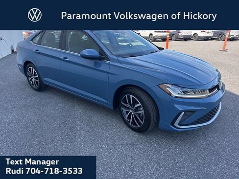 Used 2026 Volkswagen Jetta SE FWD image 4