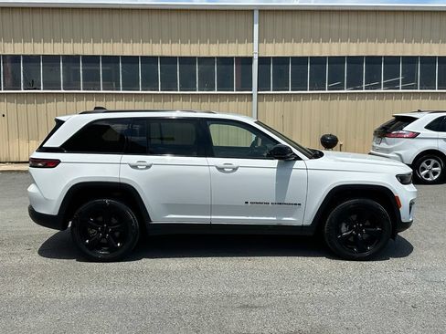 Used 2023 Jeep Grand Cherokee Limited w/ Luxury Tech Group II AWD/4WD image 10