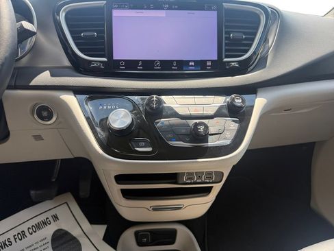 Used 2023 Chrysler Pacifica Touring-L FWD image 12