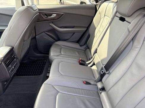 Used 2021 Audi Q8 Premium image 31