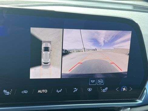 Used 2025 Chevrolet Equinox EV LT w/ Convenience Package image 14