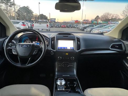 Used 2020 Ford Edge SE image 13