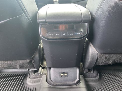 Used 2020 Toyota Highlander XLE AWD/4WD image 17
