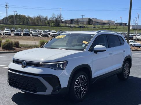 Certified 2025 Volkswagen Taos SE w/ Panoramic Sunroof Package image 3