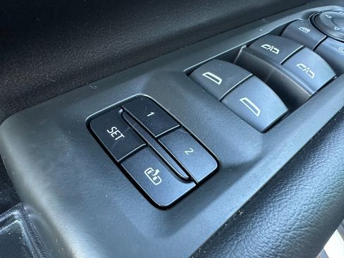 Used 2022 GMC Yukon XL AT4 image 10