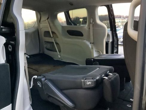 Used 2023 Chrysler Voyager LX image 16