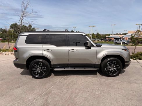Used 2025 Lexus GX 550 w/ Accessory Package (2T) AWD/4WD image 10