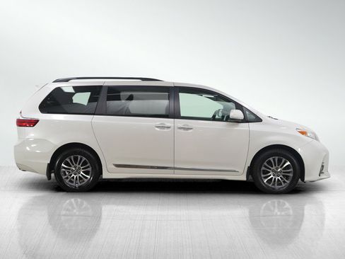 Used 2020 Toyota Sienna XLE image 6
