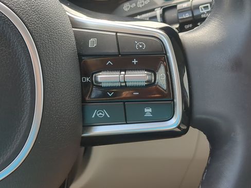 Used 2023 Kia Carnival EX FWD image 24