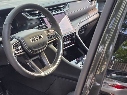 Certified 2024 Jeep Grand Cherokee Overland w/ Luxury Tech Group IV image 23