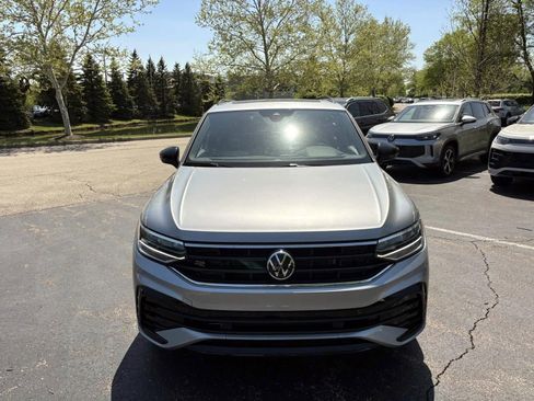 Used 2024 Volkswagen Tiguan SE R-Line image 2