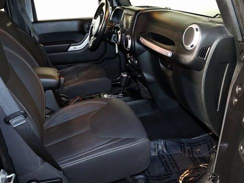 Used 2017 Jeep Wrangler Unlimited Sahara w/ Connectivity Group image 30