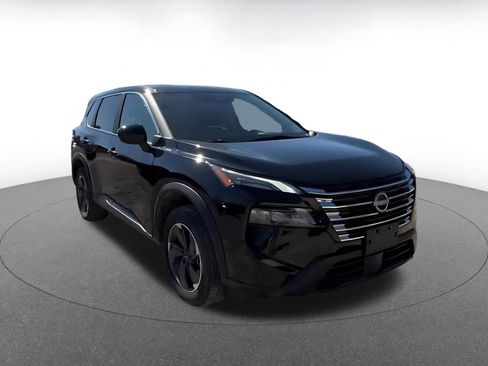 Used 2025 Nissan Rogue SV image 3