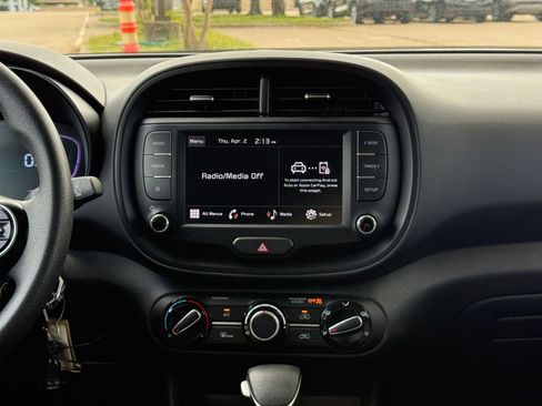 Used 2025 Kia Soul LX w/ LX Technology Package FWD image 17