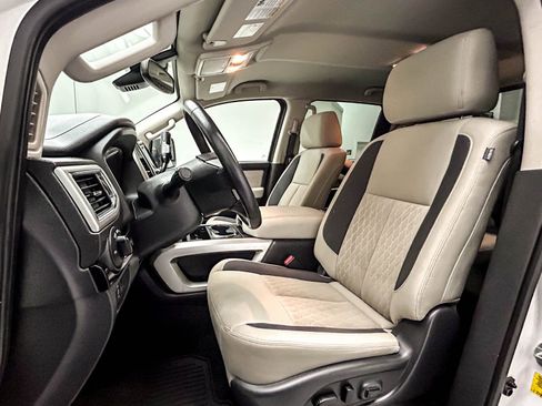 Used 2021 Nissan Titan SV w/ SV Convenience Package AWD/4WD image 10