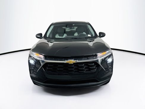 Used 2025 Chevrolet Trax LS FWD image 2