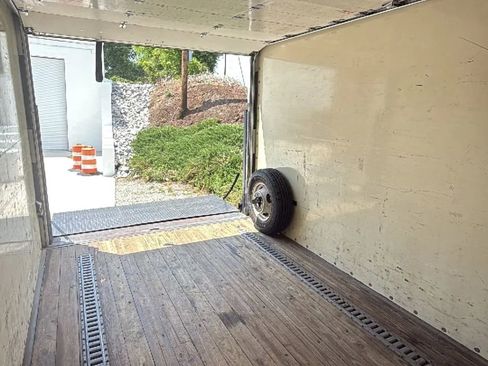 Used 2011 Ford E-450 and Econoline 450 Super Duty RWD image 18