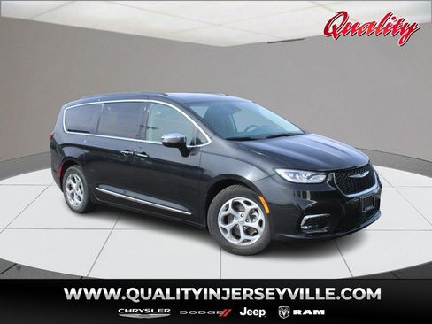 Used 2023 Chrysler Pacifica Limited FWD image 1