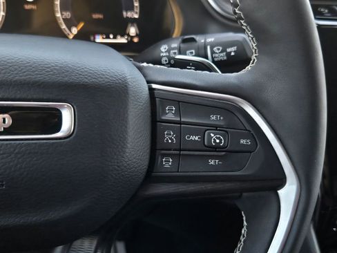 Used 2025 Jeep Grand Cherokee Altitude AWD/4WD image 21