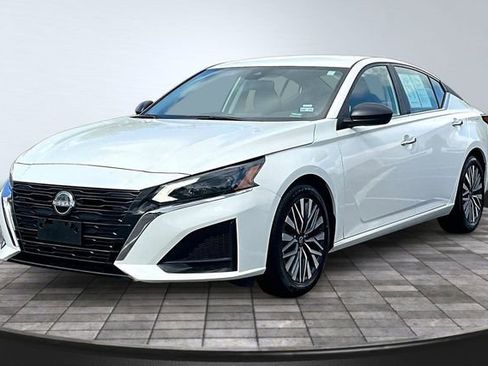 Used 2025 Nissan Altima 2.5 SV FWD image 1