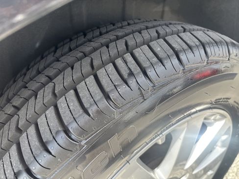 Used 2015 Chrysler Town & Country Touring image 10