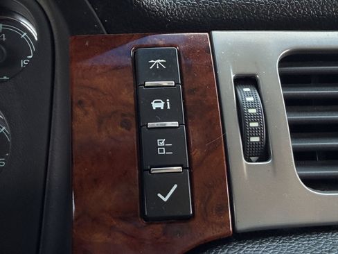 Used 2011 Chevrolet Avalanche LTZ AWD/4WD image 21