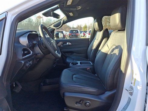 New 2026 Chrysler Voyager LX image 9