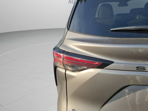 Used 2026 Toyota Sienna XLE FWD image 25
