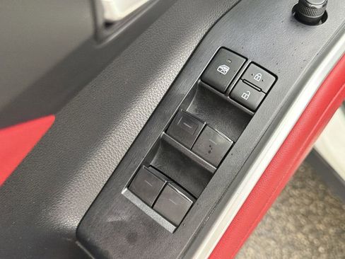 Used 2021 Toyota Highlander XSE FWD image 26