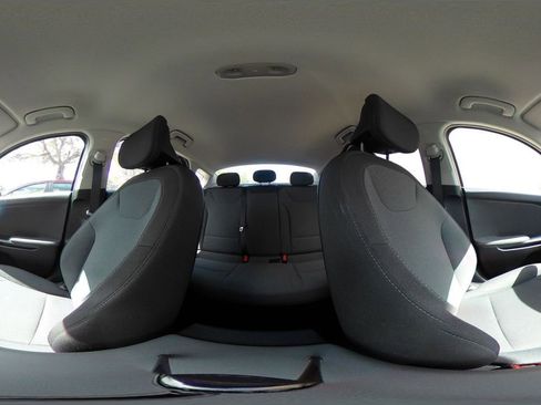 Used 2025 Kia K4 LXS image 38