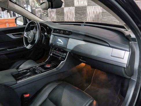 Used 2020 Jaguar XF Prestige image 11