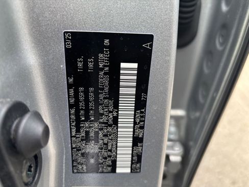 Used 2025 Toyota Highlander LE FWD image 33