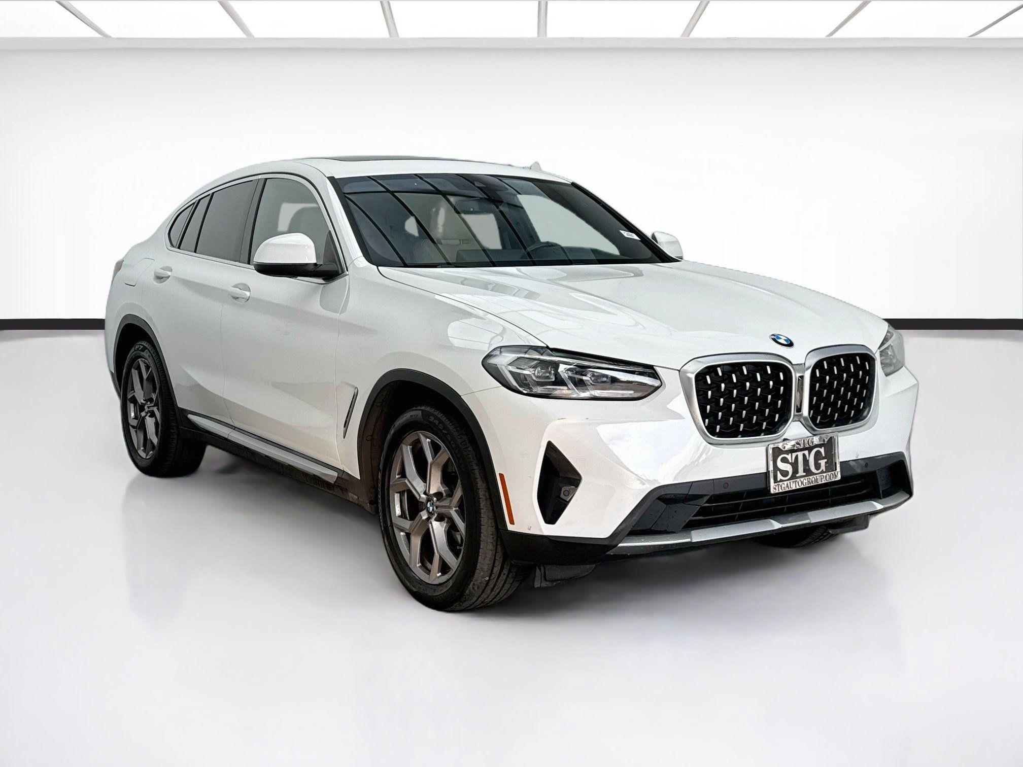 Used 2022 BMW X4 xDrive30i w/ Convenience Package AWD/4WD image 3